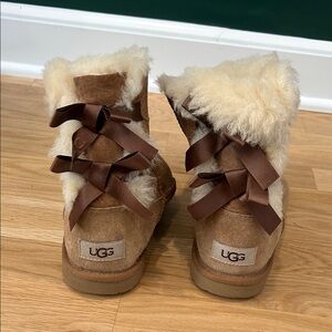 Girls size 4 UGGs with bows